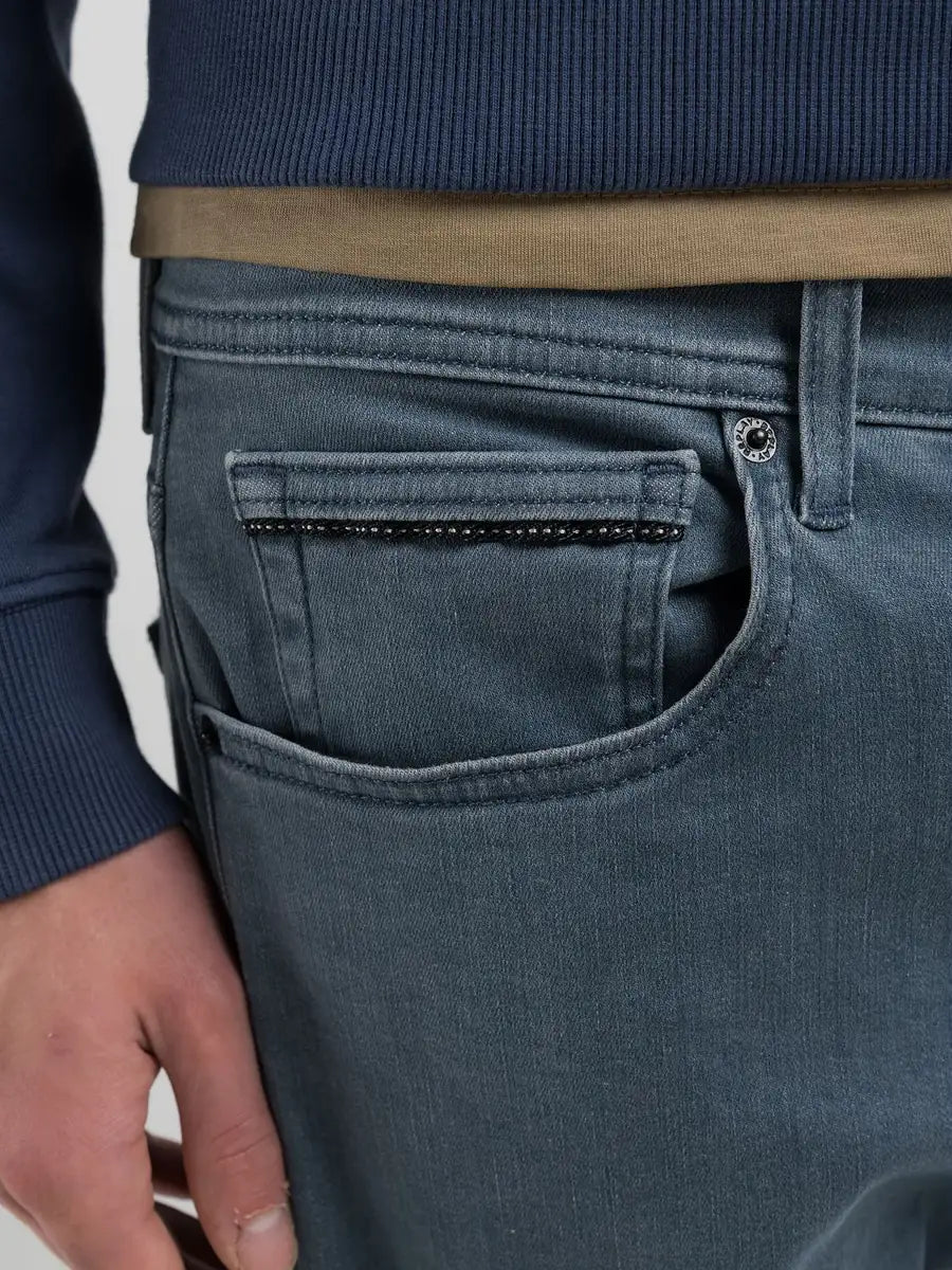 grover-straight-fit